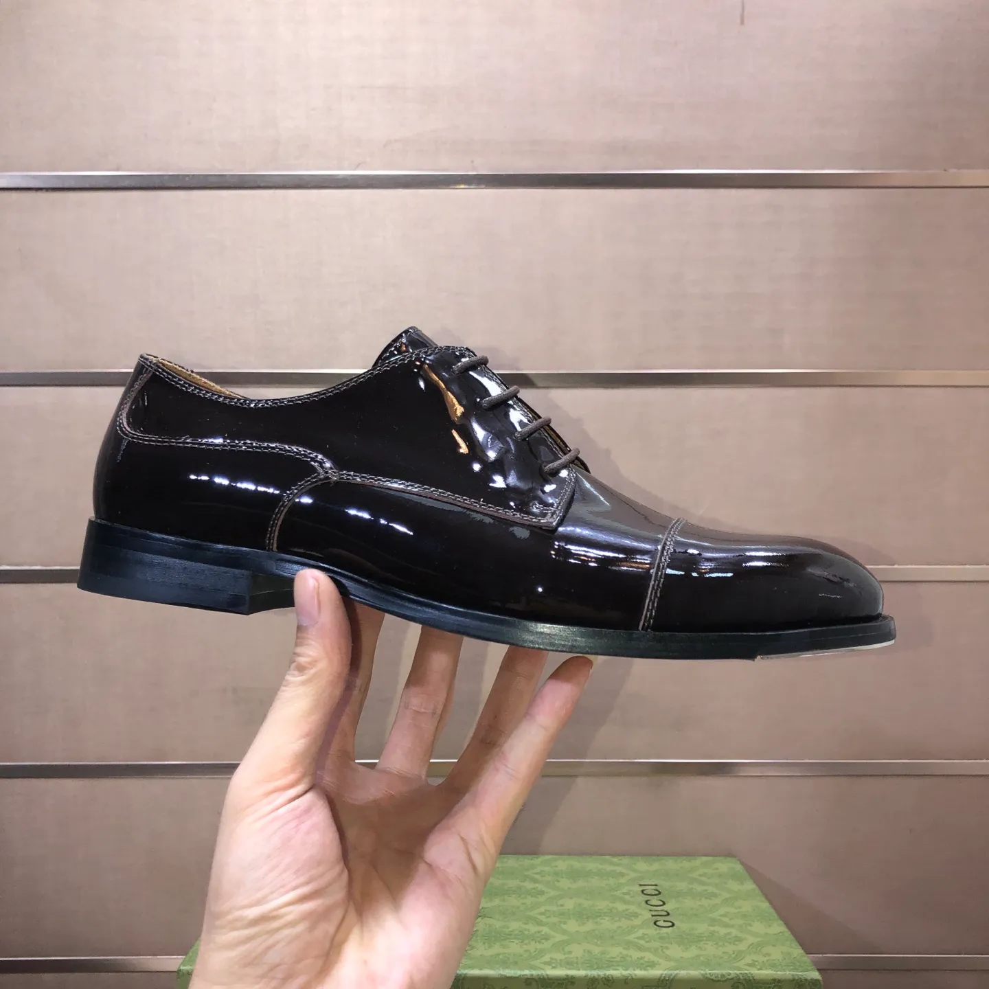 Men's shoes 💰660💰 Brand: GUCCI (Gucci) Standard code: Men's size 38/44 (45/46 can be customized) Grade: Same as the official website Original quality Material: Original cowhide Water-dyed cowhide lining Original rubber outsole Style category: Men's fashionable casual leather shoes Distinguished big-name luxury elements top luxury Color: Actual picture
